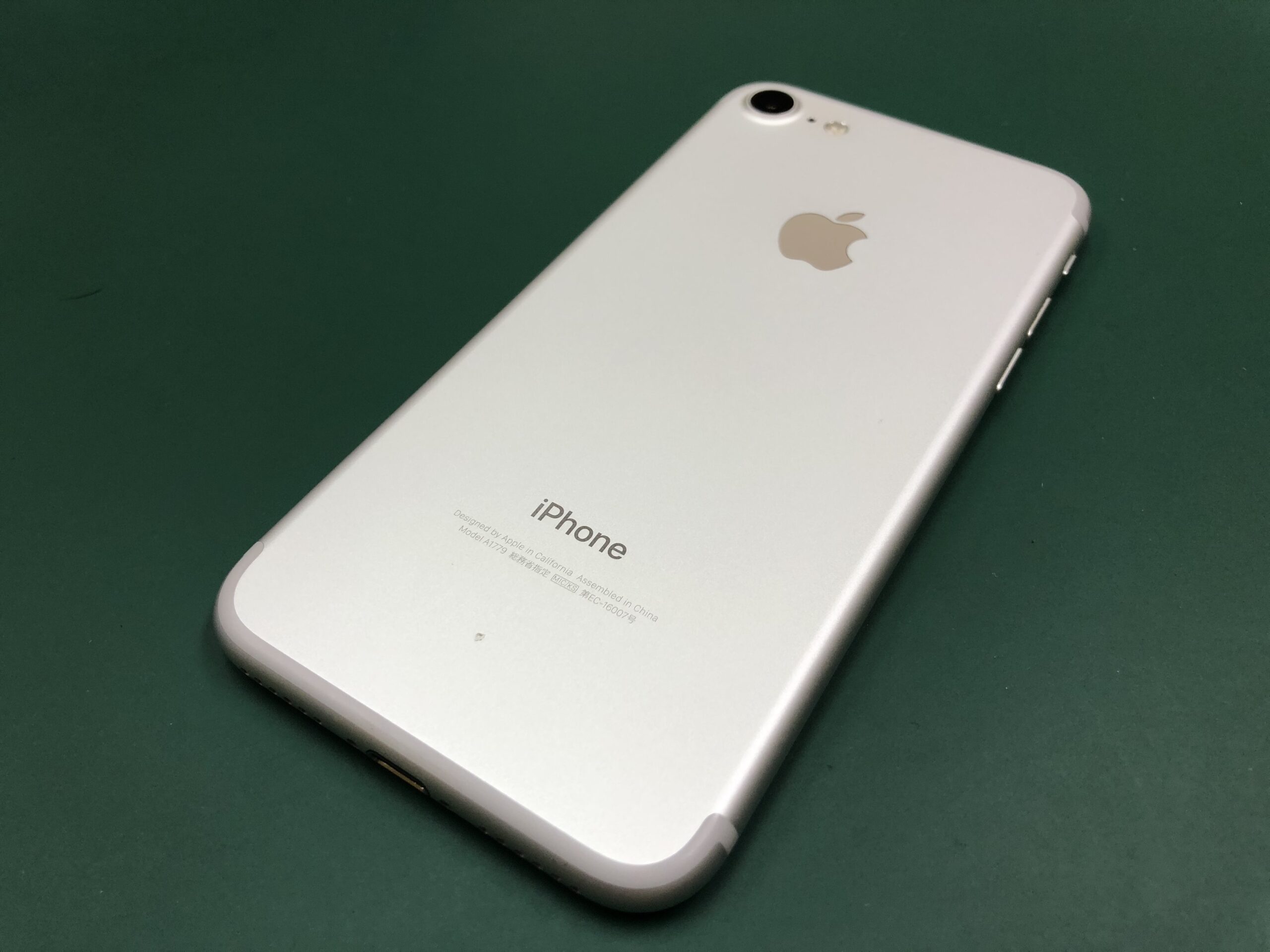 美品】iPhone7 32GB シルバー ◯判定 【SIMフリー】 - ドコモ